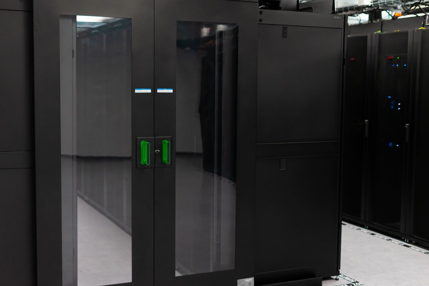 Allée de baies sécurisée du datacenter ITinSell Cloud à La Ciotat