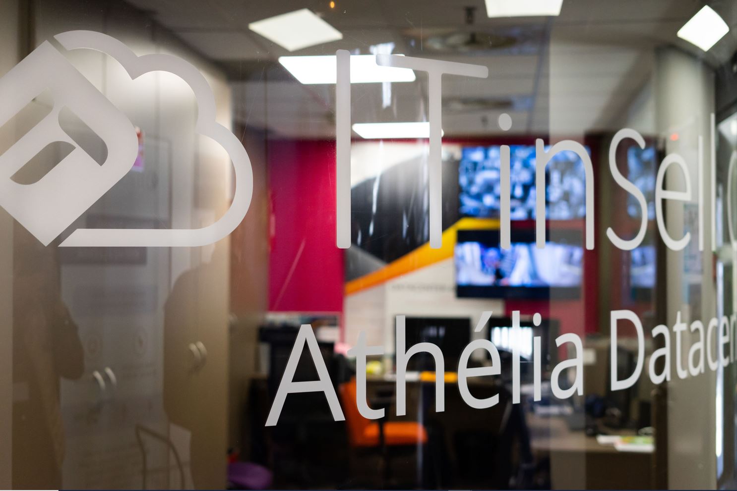 Entrée vitrée du datacenter Athelia d’ITinSell Cloud à La Ciotat