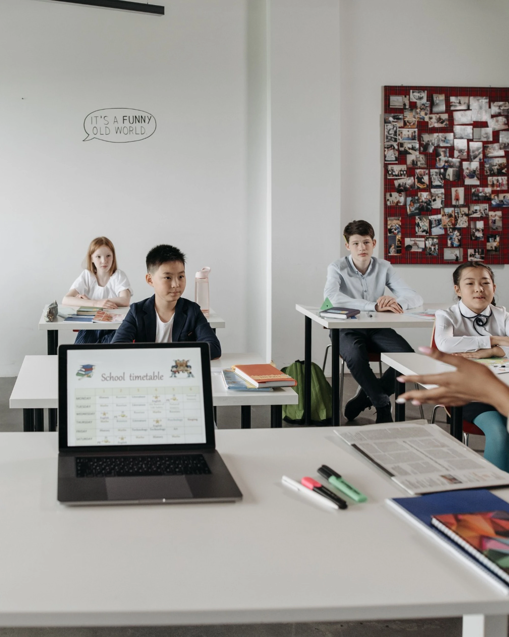 Élèves en classe avec un ordinateur portable, données d’un établissement scolaire hébergées en France