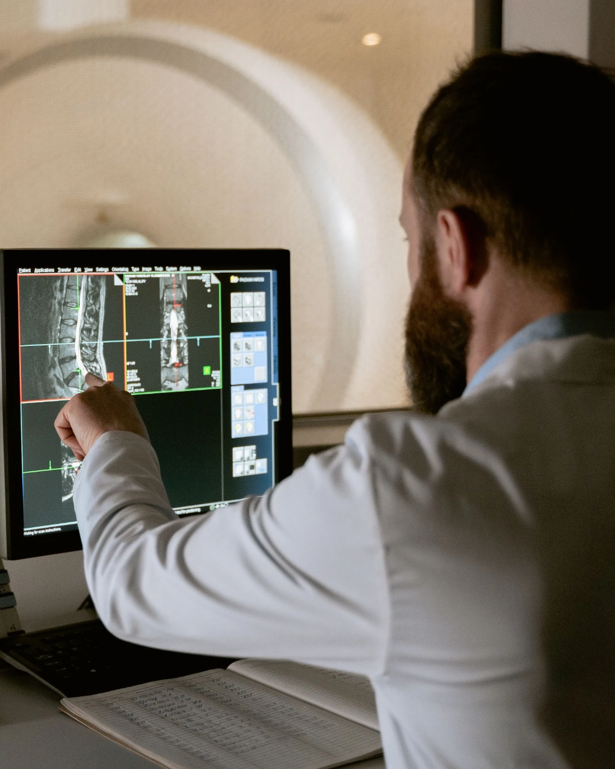 Médecin consultant des images médicales sur un écran, données de santé hébergées en France
